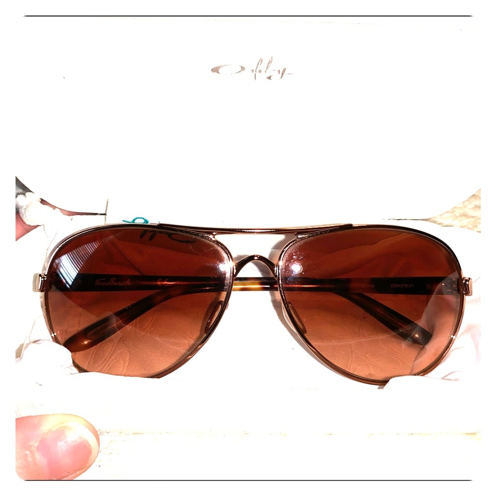 Rose gold Oakley Aviators sunglass 🕶